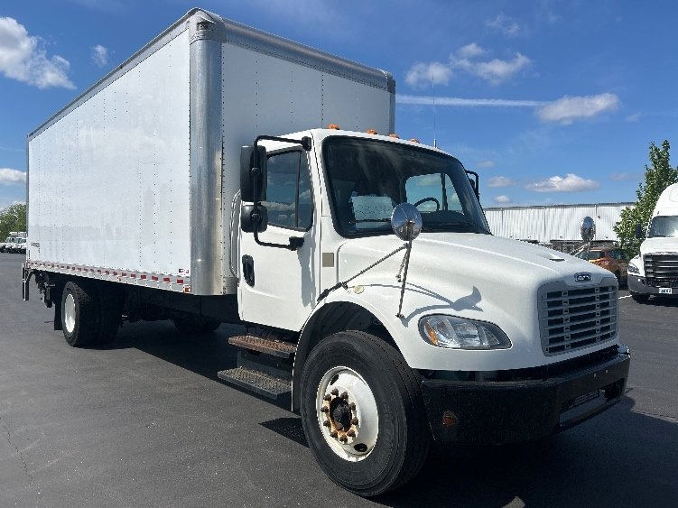 Freightliner M2 106 26-foot box truck on the Woodfield Leasing lot