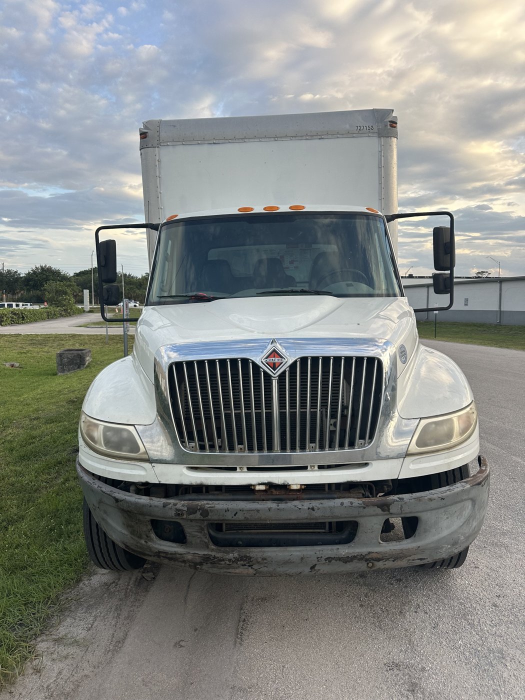 International 26-foot box truck on the Woodfield Leasing lot